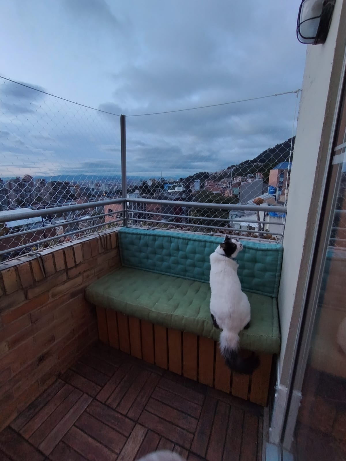 Instalación de mallas en balcones con barandas de vidrio sin afectar la vista.
